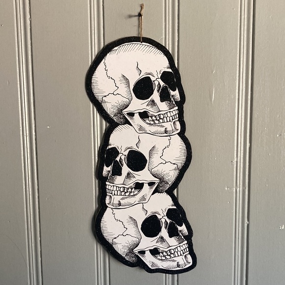 NWT- 24” Sparkling Black Glittered Stacked Skulls 💀Wooden Halloween Decor Sign - Picture 6 of 11